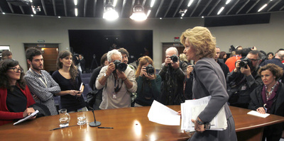 Salgado, en el centro, atiende a los periodistas tras la rueda de prensa posterior al Consejo de Ministros, ayer en La Moncloa.