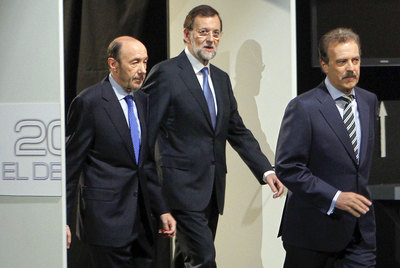 Rubalcaba y Rajoy, precedidos de Campo Vidal, llegan al debate en televisión.