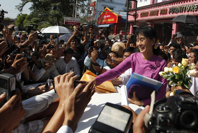 Aung San Suu Kyi, frente a la sede de su partido en Yangón.