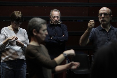 José Luis Gómez, al fondo, junto a los alumnos asistentes al taller.