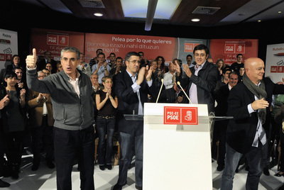 Patxi López acompañó en Vitoria a los tres cabezas de lista del PSE en el acto final del PSE-EE. A la izquierda, Urkullu y Erkoreka besan a simpatizantes del PNV, ayer en La Casilla. A la derecha, los principales dirigentes de Bildu y Aralar, en el apoyo a Amaiur durante un acto celebrado en San Sebastián.