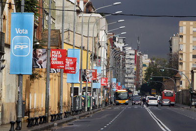 Carteles electorales del PP y del PSOE en una avenida de Valencia.