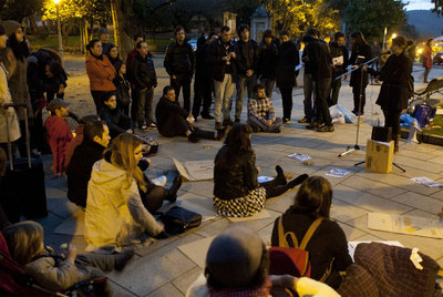 Los indignados reflexionan juntos sobre la economía