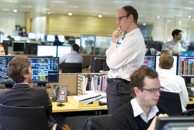 James Tomlins, gestor del fondo de bonos de alta rentabilidad de M&G, intercambia opiniones con un compañero en la sede de Londres.rnStefan Isaacs, gestor del fondo de deuda corporativa europea.