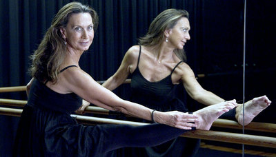 La escritora Nuria Amat, amante del ballet, en la escuela de danza de Coco Comin en Barcelona.