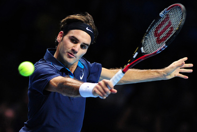 Roger Federer devuelve la pelota con un revés a una mano.