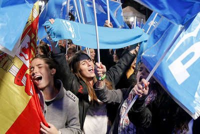 Simpatizantes del PP celebran la victoria ante la sede de la madrileña calle de Génova.