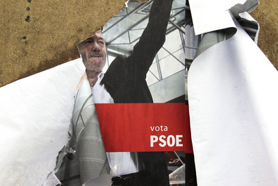 Un cartel roto de Alfredo Pérez Rubalcaba, en el colegio Federico García Lorca de Boadilla del Monte.