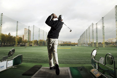 El profesor Ignacio Puga practicando su  swing  en las instalaciones de Green Canal en el barrio de Chamberí.