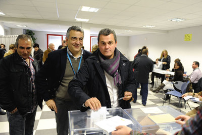 Garrido deposita su voto en Oyón acompañado por el diputado general alavés, Javier de Andrés.