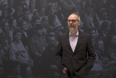 El pintor Wayne Gonzales, ante una de sus obras en el CAC Málaga.