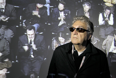 El artista Antoni Muntadas en el Museo Reina Sofía, delante de su instalación  El aplauso  (1999).