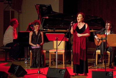 Carmen Linares (ante el micrófono) en el concierto de Uri Caine (al piano).