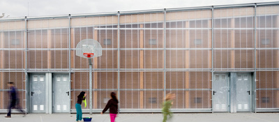 Gimnasio con elementos prefabricados en la localidad barcelonesa de Barberá del Vallés, del estudio Sabadell H Arquitectes.