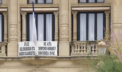 Detalle de la fachada del Ayuntamiento de San Sebastián en el que hasta hoy colgaba una pancarta contra ETA.