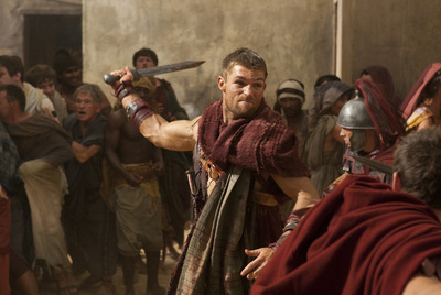 El actor Liam McIntyre, que sustituye al fallecido Andy Whitfield, en una escena de la serie  Spartacus. 