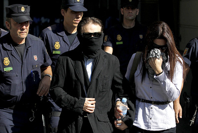 Francisco Javier Delgado y su novia, María García, salen de los juzgados en Sevilla.