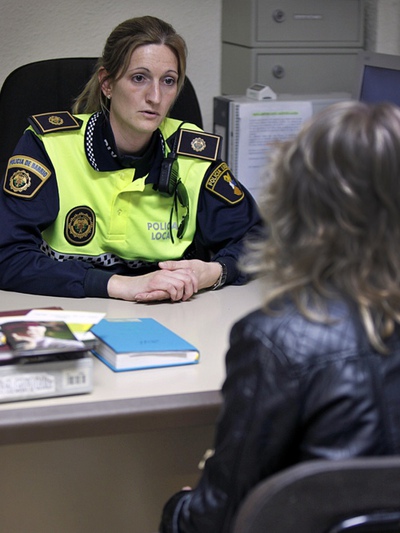 Una agente del Grupo de Atención a los Malos Tratos de la Policía Local de Valencia atiende a una víctima.