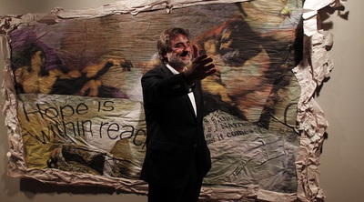 El artista Gianluigi Colin, junto a una de sus obras de la exposición  Mitografías  que ofrece el IVAM.