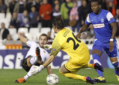 Soldado bate a Köteles en la jugada de su tercer gol.