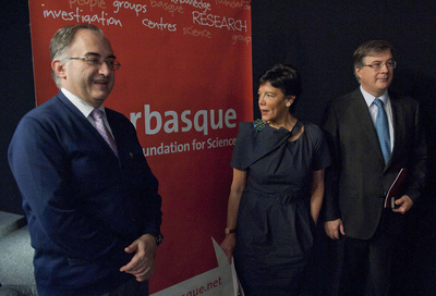 De izquierda a derecha: Pedro Luis Arias, Isabel Celaá y Fernando Cossío, ayer en la presentación.