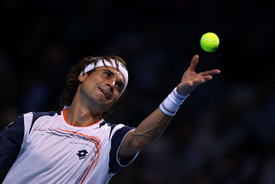 David Ferrer saca ante el serbio Novak Djokovic en el partido del miércoles.