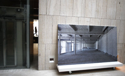 Una sala del Museo Arqueológico con una fotografía de José Manuel Ballester.