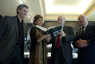 La diputada de Cultura de Bizkaia, Josune Ariztondo, y el director de la Fundación BBK, Gorka Martínez, observan ayer el nuevo volumen del   Atlas etnográfico,   en presencia del director de los grupos Etniker, Ander Manterola (a la izquierda) y de José Luis Iparragirre, director de Patrimonio del Gobierno vasco.