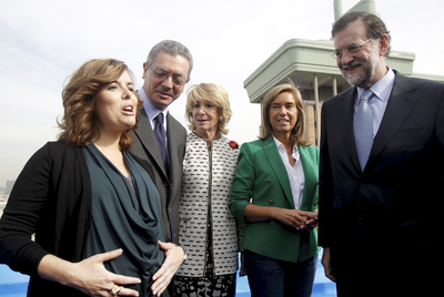 Soraya Sáenz de Santamaría, antes de dar a luz, junto a Alberto Ruiz Gallardón, Esperanza Aguirre, Ana Mato y Mariano Rajoy.