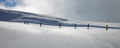 La estación de Port Ainé, en la provincia de Lleida, cuenta con 32 kilómetros de pistas de esquí alpino. El  forfait  (pase) de un día cuesta 35 euros (adulto).