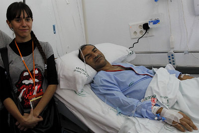 Francisco Moreno, tras donarle un riñón a su nieto de cinco años, junto a la madre del menor, Alexandra Corretge.