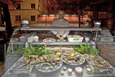 Puesto de ostras en la terraza del bulevar de Juan Bravo, 25.