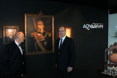 Alberto de Mónaco (a la derecha) y Vicente Zaragüeta,a yer junto al retrato del tatarabuelo del soberano monegasco.rnriarternClarisse actúa en Bilbao.