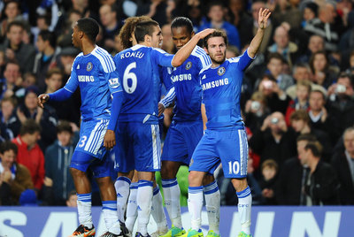 Mata, felicitado por Romeu y otros compañeros del Chelsea.