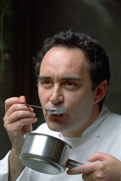 Ferran Adrià, en 1999, probando una de sus creaciones. Afirmó que el chef del hotel Negresco, Jacques Maximin, le cambió la vida: 
