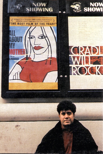 Pedro Almodóvar, junto al cartel de  Todo sobre mi madre   en un cine estadounidense. La cinta logró el Oscar a la mejor película extranjera.