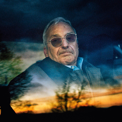 Amadeo García sostiene la foto de su familia cruzando a Francia en 1939. Él es el más pequeño; su padre y su hermana, delante. A la izquierda, Amadeo regresó con 'EPS' en 2003 al mismo lugar. Prats de Molló (Pirineos).