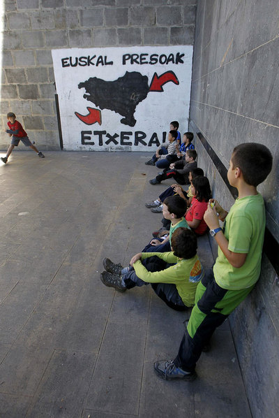 Un grupo de escolares juega a la pelota en el frontón de Elorrio (Bizkaia).