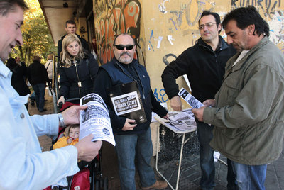 Alberto Urbistondo (en el centro, con gafas de sol) distribuye información sobre el pago de créditos e hipotecas.