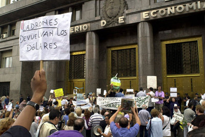 Ciudadanos argentinos exigen la devolución de los depósitos atrapados en el  corralito , en febrero de 2002.