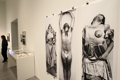  El perchero,  del artista chileno Carlos Leppe.