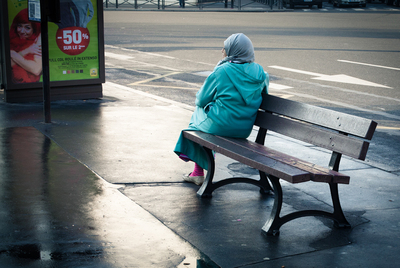 Una mujer descansa en un banco de Saint-Ouen, la  banlieue  del norte de París.