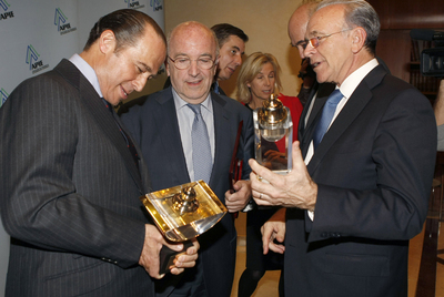 Premios a Fainé y Vázquez