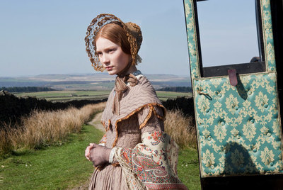 La actriz Mia Wasikowska, en el papel de  Jane Eyre,  que se estrena mañana.