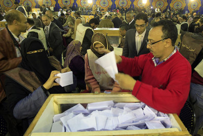 Recuento de papeletas al final de la segunda jornada de votaciones en El Cairo.