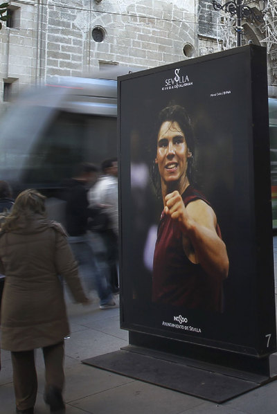 La Avenida de la Constitución revive el triunfo de 2004 con la imagen de Nadal de Pérez Cabo.
