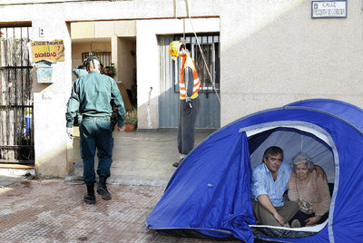 DESAHUCIADOS UNA ANCIANA Y SU HIJO DE SU VIVIENDA EN ALMERÍA