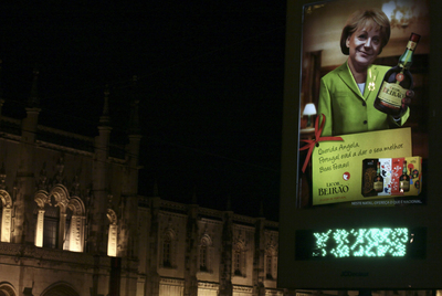 Anuncio en Lisboa con la imagen de Merkel: 