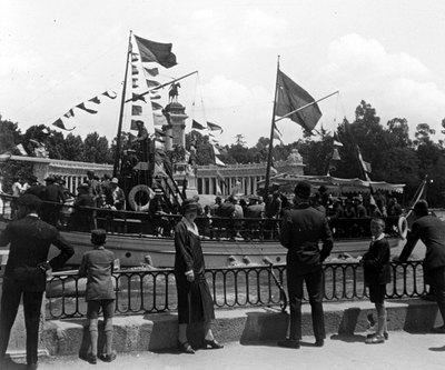 Botadura del barco de vapor  España , en el Retiro, con Emmy en el centro (1927).