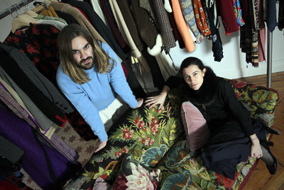 Jaime Calatrava y Blanca Zurita entre las prendas  vintage. 